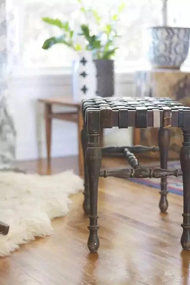 她把旧皮带从中剪断 竟然做成了一件家具!老厉害了