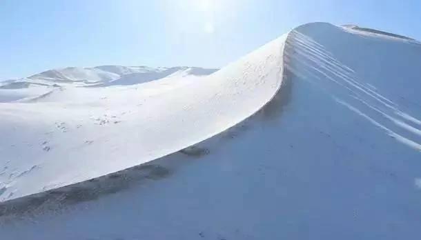 新疆的沙漠下雪了 这才叫"冰与火之歌"