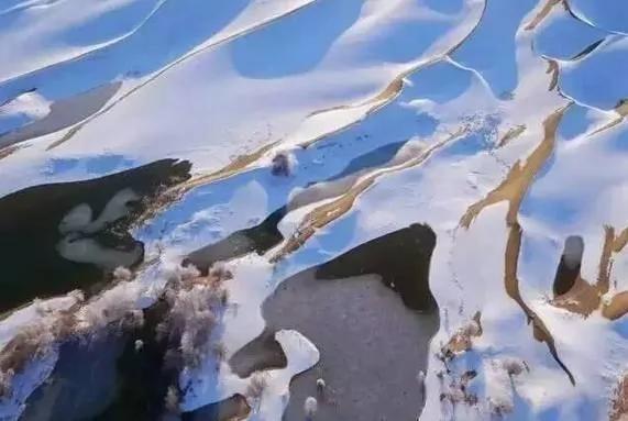 新疆的沙漠下雪了 这才叫"冰与火之歌"