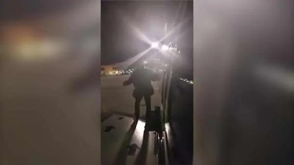 飞机滞留跑道半小时 缺氧旅客等不及自己开门“跳机”被骂翻!