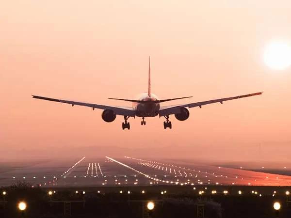 飞机滞留跑道半小时 缺氧旅客等不及自己开门“跳机”被骂翻!