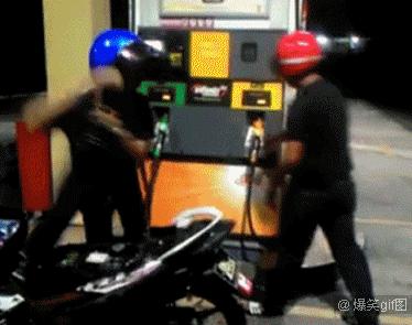 爆笑动图:据说好身材的室友 早上是这样起床的 意不意外?