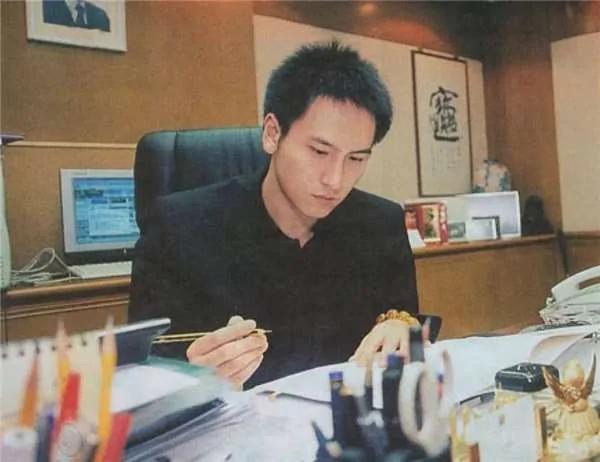 15岁玩股票、17岁开始工作、21岁掌管家族企业 这位身家百亿的富二代与众不同!