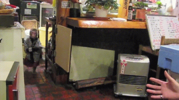 日本酒馆聘用猴子当服务生 工资是香蕉