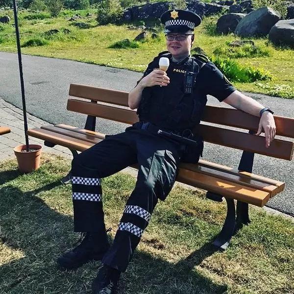 世界上最欢乐的工作 就是在冰岛当警察!