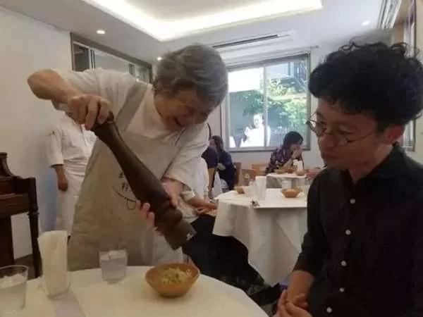 餐厅员工送错菜 客人不生气 反而很开心 故事超感人!