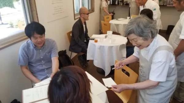 餐厅员工送错菜 客人不生气 反而很开心 故事超感人!