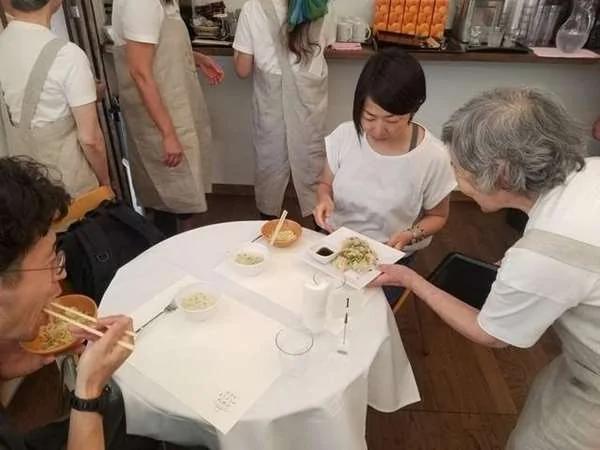 餐厅员工送错菜 客人不生气 反而很开心 故事超感人!