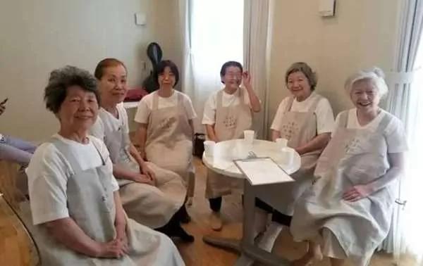 餐厅员工送错菜 客人不生气 反而很开心 故事超感人!