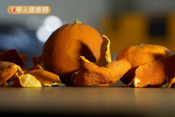橘子皮、过期牛奶漂白衣物真有效?专家实验结果揭秘