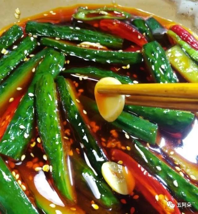 教你“泡菜脆皮黄瓜条”的家庭做法 夏天吃太爽了 酸辣开胃 超好吃!