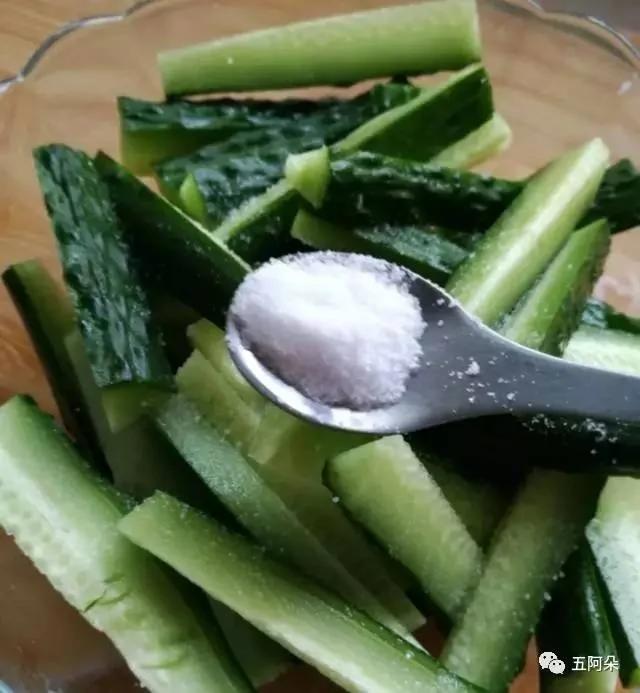 教你“泡菜脆皮黄瓜条”的家庭做法 夏天吃太爽了 酸辣开胃 超好吃!