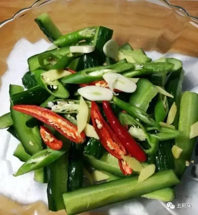 教你“泡菜脆皮黄瓜条”的家庭做法 夏天吃太爽了 酸辣开胃 超好吃!