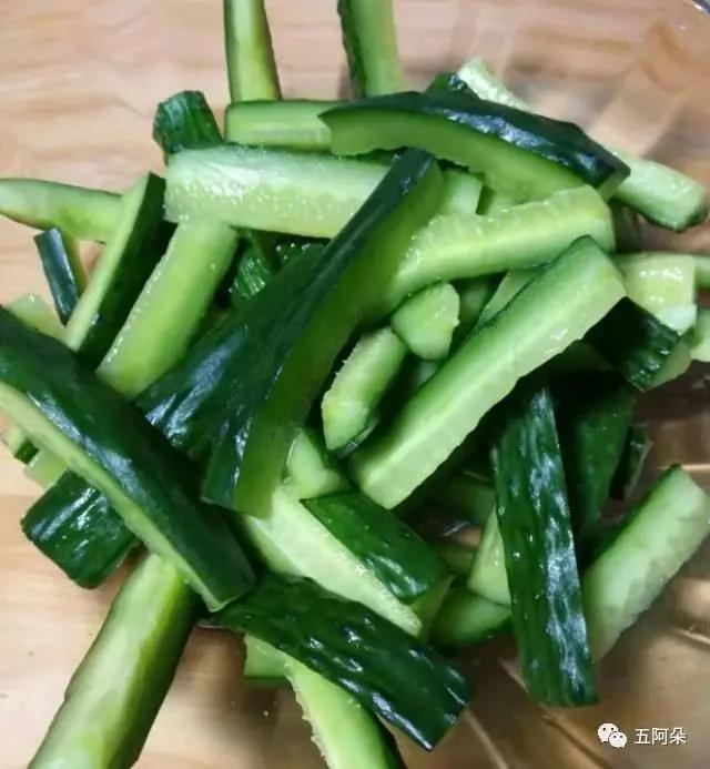 教你“泡菜脆皮黄瓜条”的家庭做法 夏天吃太爽了 酸辣开胃 超好吃!