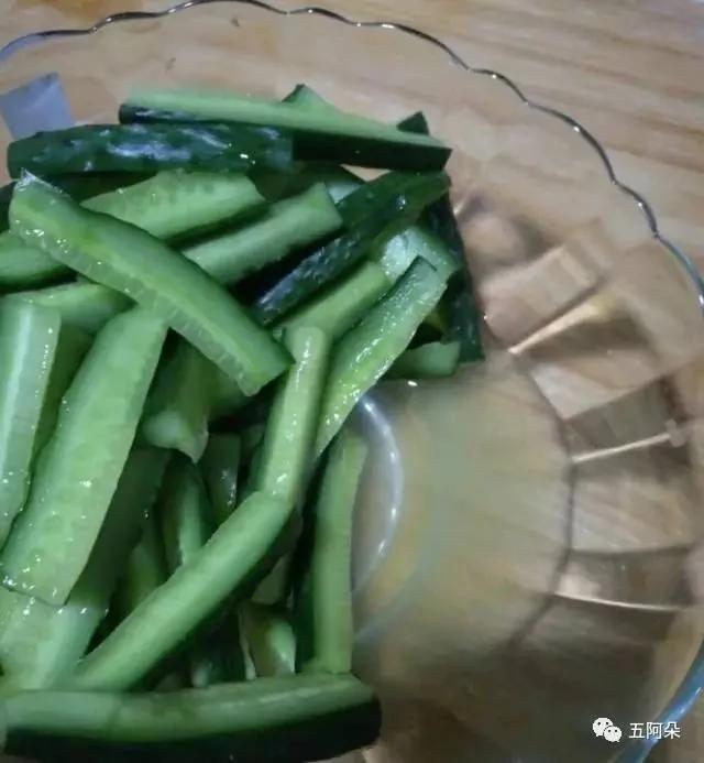 教你“泡菜脆皮黄瓜条”的家庭做法 夏天吃太爽了 酸辣开胃 超好吃!
