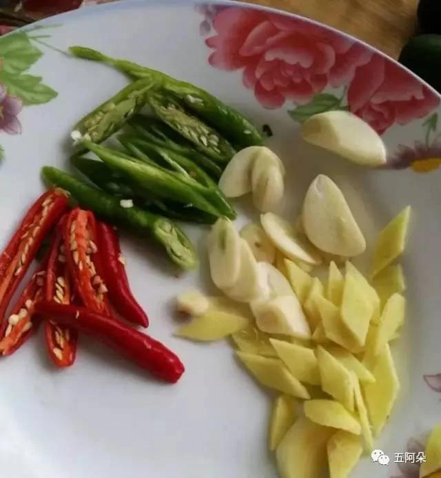 教你“泡菜脆皮黄瓜条”的家庭做法 夏天吃太爽了 酸辣开胃 超好吃!