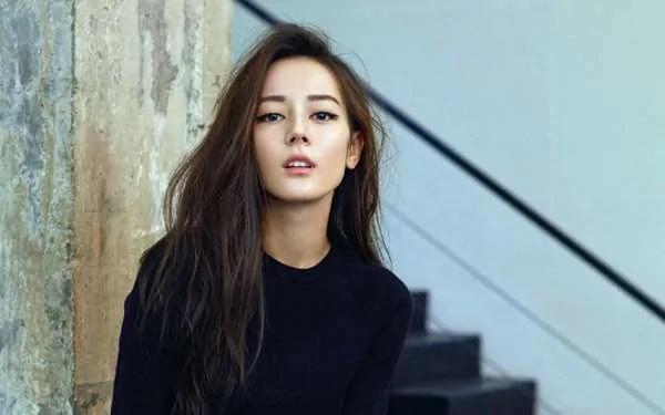 伊朗8岁女娃被誉为“世界最美女孩” 走在路上都会收到礼物 爸爸辞职当保镖!