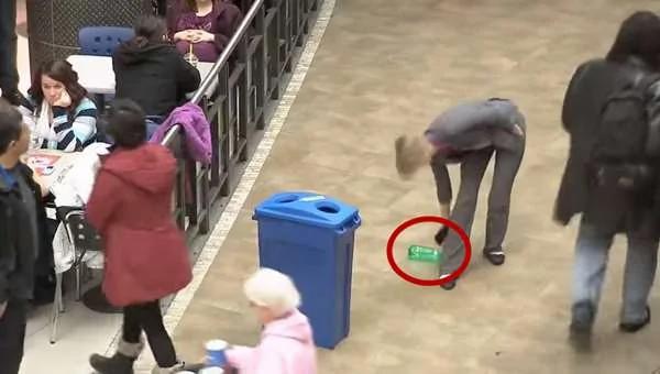 女子将地上的垃圾丢进垃圾桶 众人的反应 让她这辈子永生难忘!