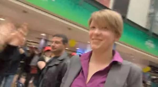 女子将地上的垃圾丢进垃圾桶 众人的反应 让她这辈子永生难忘!
