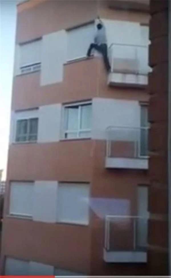 出门忘了带钥匙 男子突发奇想 从顶楼“垂降而下” 却再也回不了家!