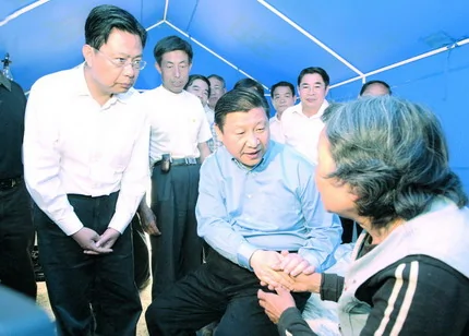 2008年時任陝西省委書記的趙樂際（左一）陪同習近平考察災區。