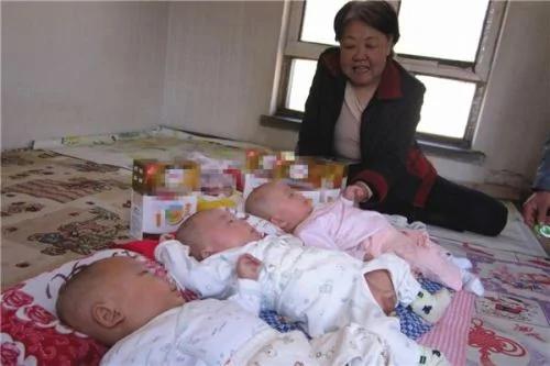 奶奶给三胞胎取名报户口时柜台人员都笑了