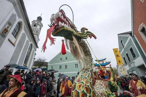 德国居然有个“清朝” 金发碧眼却自称“中国人” 恭迎“皇帝”登基!