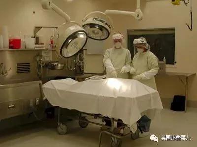 法医把尸体做好记号准备解剖“尸体”竟打起呼噜