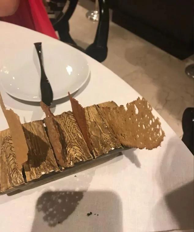 去高档餐厅 不小心把纸巾吃了…不少人有共鸣