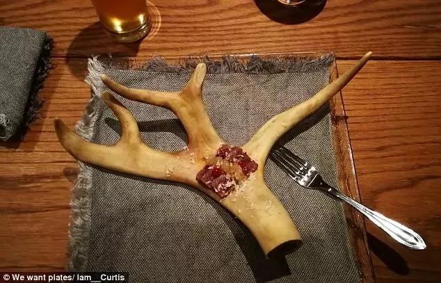 去高档餐厅 不小心把纸巾吃了…不少人有共鸣