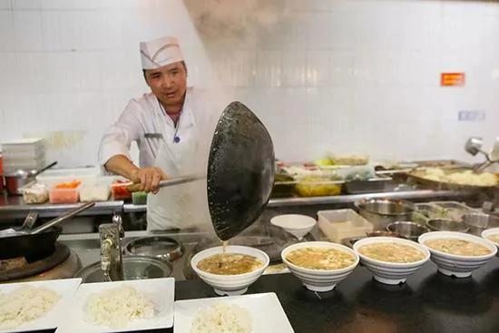 大学食堂90后小姐姐被叫”阿姨” 霸气回复
