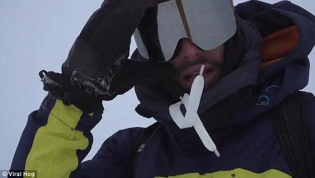 男子滑雪炫技引发坍塌 与雪崩上演生死时速