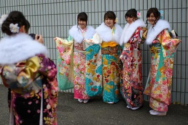 像花一样的姑娘们汇成花海 日本成人礼不容错过