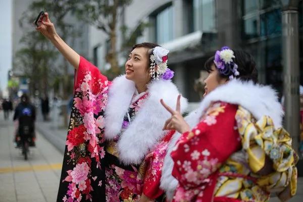 像花一样的姑娘们汇成花海 日本成人礼不容错过