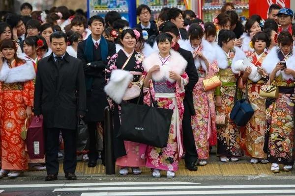 像花一样的姑娘们汇成花海 日本成人礼不容错过