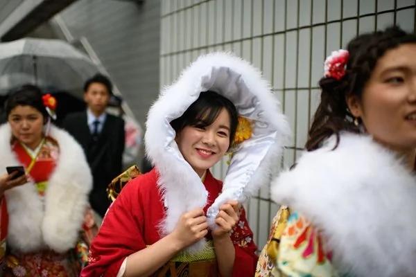 像花一样的姑娘们汇成花海 日本成人礼不容错过