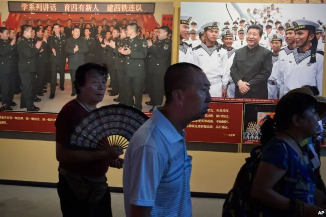 北京军事博物馆的中国解放军建军90周年展览中习近平视察部队的图片（2017年8月1日）。