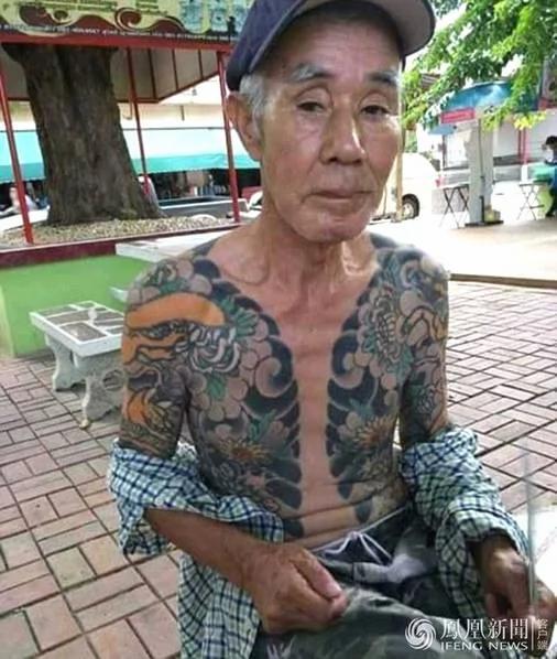 因造型太酷被路人抓拍走红 黑帮老大潜逃14年落网