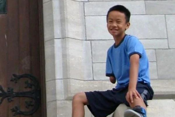 中国独臂弃婴成美国高中篮球明星 比赛连投8个3分!