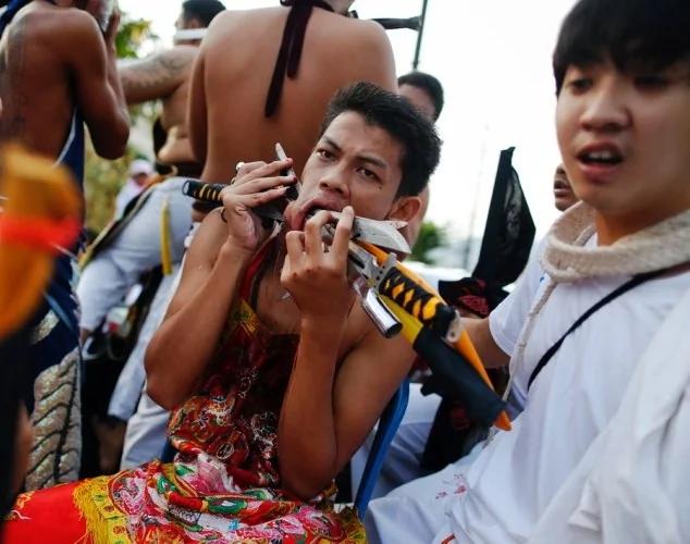 "刀枪穿孔"!实拍泰国惊悚素食节