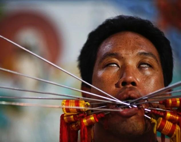 "刀枪穿孔"!实拍泰国惊悚素食节