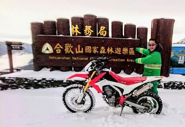 台湾邮差超敬业 骑着“越野机车”上山送信 被网友称最强邮差!