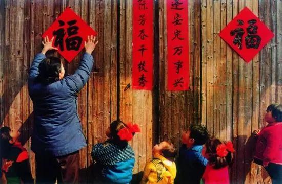 “福”字在什么情况下才能倒着贴 你贴对了吗?