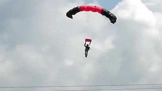 瞬间空中爆炸 女伞兵大难不死之因