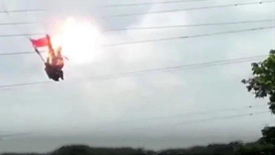瞬间空中爆炸 女伞兵大难不死之因