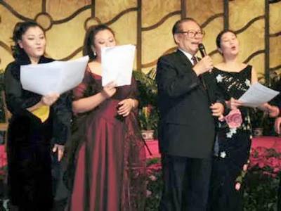 他在场江泽民就紧张 不敢唱歌