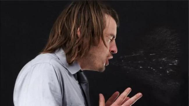男子想憋住喷嚏 结果恐怖竟然弄破了