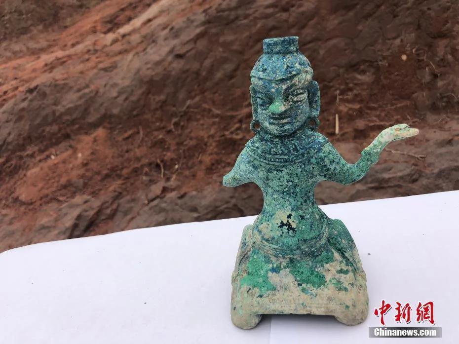 成都发掘200多座汉代崖墓 现“歪果仁”铜像