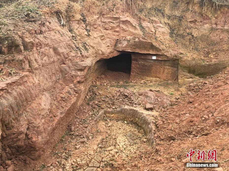 成都发掘200多座汉代崖墓 现“歪果仁”铜像