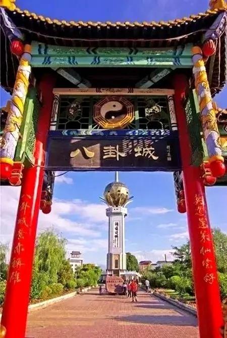 丘处机设计的“八卦城”充满玄机 是中国唯一没有红绿灯的城市